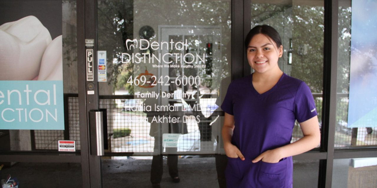 Las prácticas en consultorios dentales asegura futuros brillantes a estudiantes