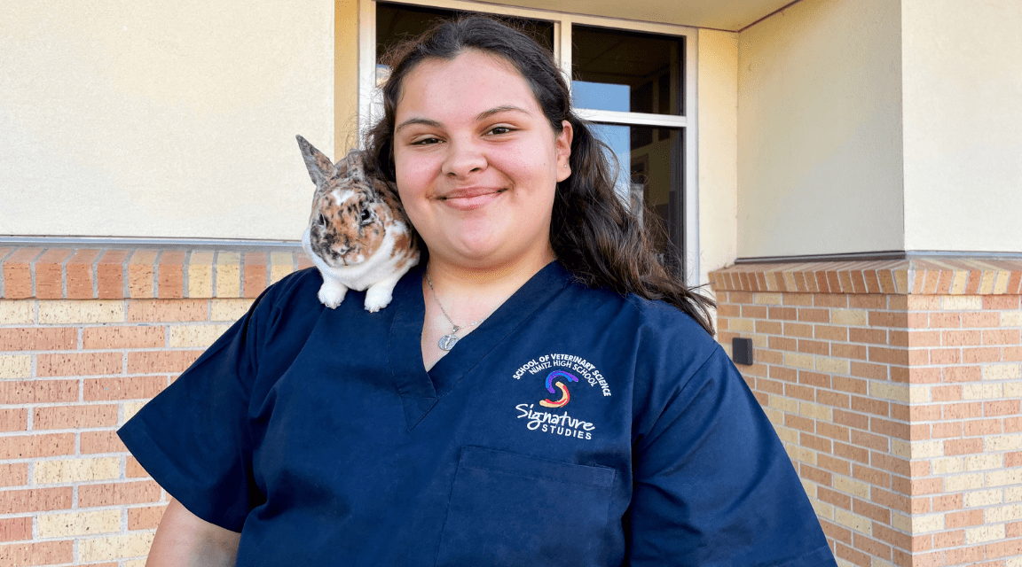 Estudiante de la Preparatoria Nimitz asegura su  futuro profesional en las ciencias veterinarias