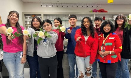 Jóvenes diseñadores florales de Nimitz llevan su talento al Desfile de las Rosas en California