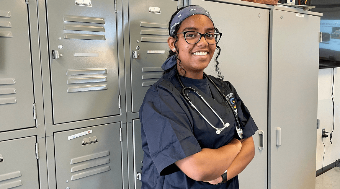Estudiante de Nimitz impulsa su carrera médica con el programa de Técnico Veterinario