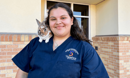 Estudiante de la Preparatoria Nimitz asegura su  futuro profesional en las ciencias veterinarias