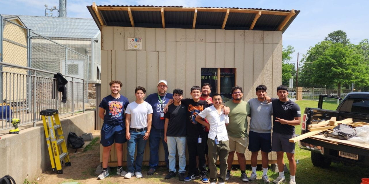 Ingenio y Colaboración: Estudiantes Construyen Gallinero en Nimitz