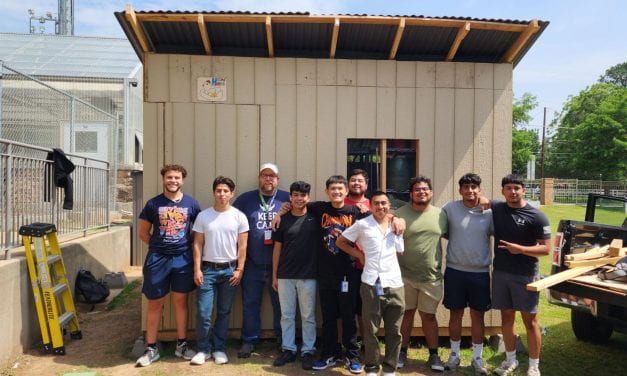 Ingenio y Colaboración: Estudiantes Construyen Gallinero en Nimitz